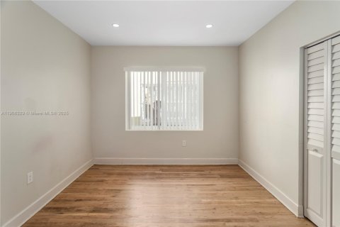 Casa en venta en Miami, Florida, 3 dormitorios, 173.73 m2 № 1963576 - foto 18