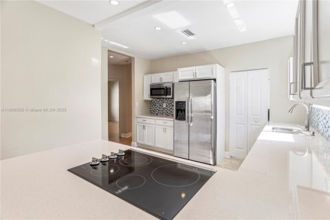 Casa en venta en Miami, Florida, 3 dormitorios, 173.73 m2 № 1963576 - foto 7