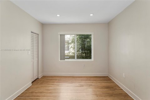 Casa en venta en Miami, Florida, 3 dormitorios, 173.73 m2 № 1963576 - foto 16