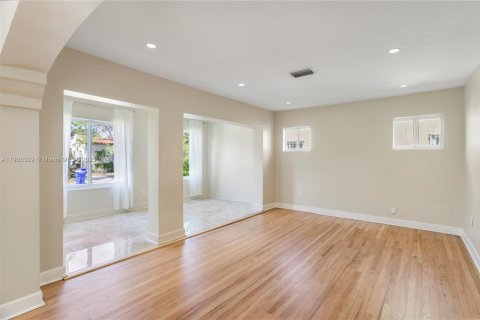 Casa en venta en Miami, Florida, 3 dormitorios, 173.73 m2 № 1963576 - foto 4