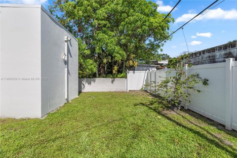 Casa en venta en Miami, Florida, 3 dormitorios, 173.73 m2 № 1963576 - foto 24