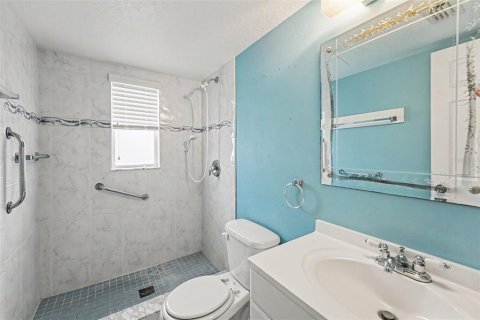 Condo in Saint Petersburg, Florida, 2 bedrooms № 2109285 - photo 16