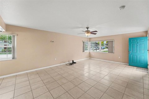 Condo in Saint Petersburg, Florida, 2 bedrooms № 2109285 - photo 6