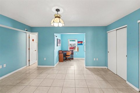 Condo in Saint Petersburg, Florida, 2 bedrooms № 2109285 - photo 12