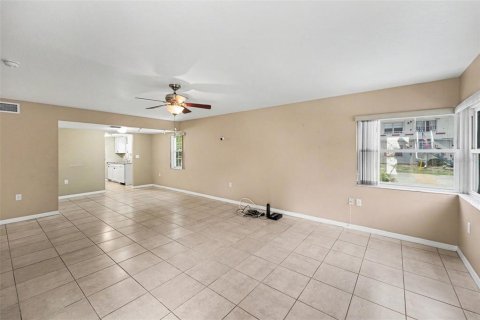 Condo in Saint Petersburg, Florida, 2 bedrooms № 2109285 - photo 3