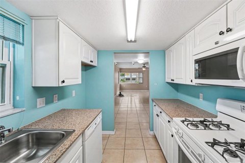 Condo in Saint Petersburg, Florida, 2 bedrooms № 2109285 - photo 19