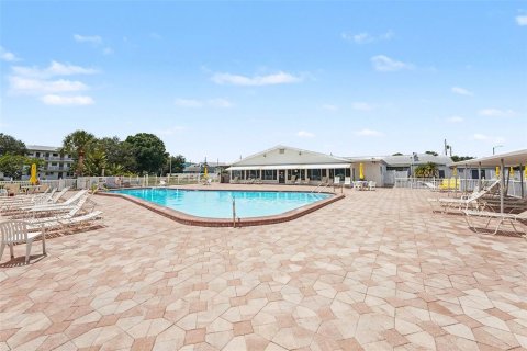 Condo in Saint Petersburg, Florida, 2 bedrooms № 2109285 - photo 22