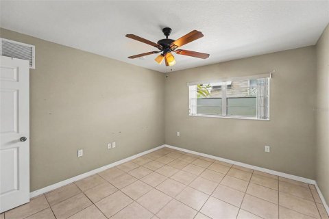 Condo in Saint Petersburg, Florida, 2 bedrooms № 2109285 - photo 8