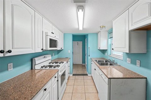 Condo in Saint Petersburg, Florida, 2 bedrooms № 2109285 - photo 4