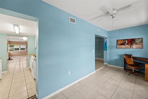 Condo in Saint Petersburg, Florida, 2 bedrooms № 2109285 - photo 18