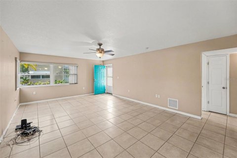 Condo in Saint Petersburg, Florida, 2 bedrooms № 2109285 - photo 5