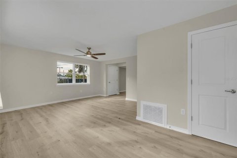Casa en venta en Tavares, Florida, 4 dormitorios, 210.7 m2 № 2229896 - foto 4