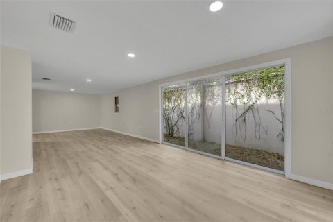 Casa en venta en Tavares, Florida, 4 dormitorios, 210.7 m2 № 2229896 - foto 12