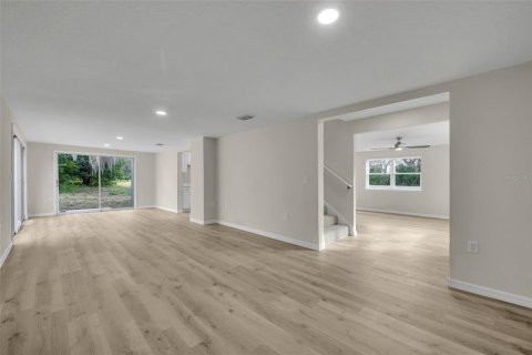 Casa en venta en Tavares, Florida, 4 dormitorios, 210.7 m2 № 2229896 - foto 10