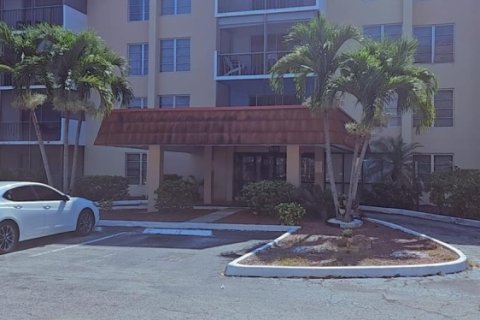 Condo in Lauderhill, Florida, 2 bedrooms  № 1208752 - photo 1