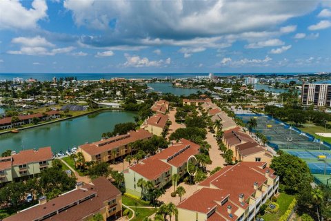 Condo in Treasure Island, Florida, 2 bedrooms  № 1785537 - photo 17