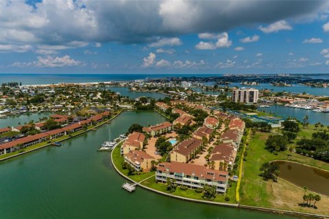 Condo in Treasure Island, Florida, 2 bedrooms  № 1785537 - photo 21