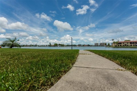 Condo in Treasure Island, Florida, 2 bedrooms  № 1785537 - photo 30