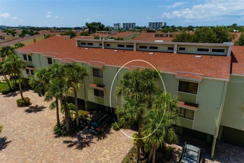 Condo in Treasure Island, Florida, 2 bedrooms  № 1785537 - photo 15