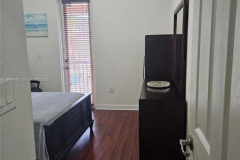 Adosado en alquiler en Miami, Florida, 1 dormitorio, 155.15 m2 № 2060949 - foto 4