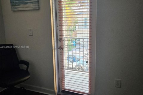 Adosado en alquiler en Miami, Florida, 1 dormitorio, 155.15 m2 № 2060949 - foto 7