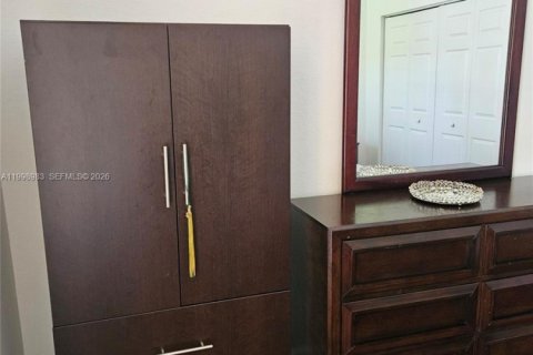 Adosado en alquiler en Miami, Florida, 1 dormitorio, 155.15 m2 № 2060949 - foto 2