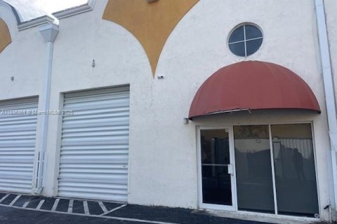 Commercial property in Miami, Florida № 1819971 - photo 1