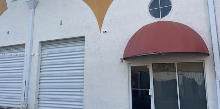 Commercial property in Miami, Florida № 1819971