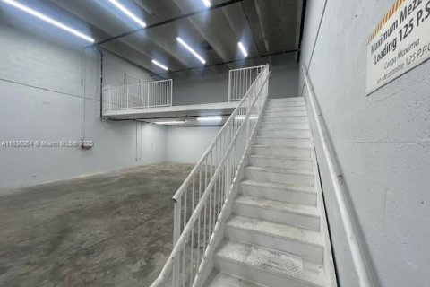 Commercial property in Miami, Florida № 1819971 - photo 4