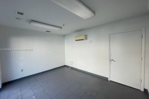 Commercial property in Miami, Florida № 1819971 - photo 2