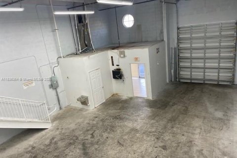 Commercial property in Miami, Florida № 1819971 - photo 6