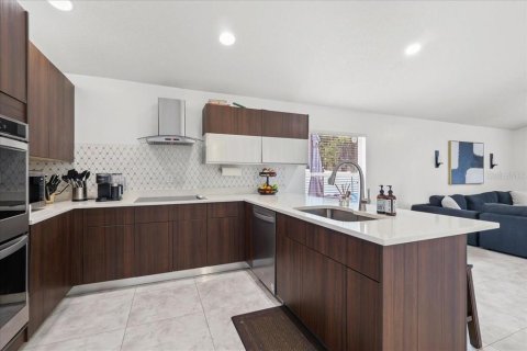 House in Orlando, Florida 4 bedrooms, 176.98 sq.m. № 2220147 - photo 8
