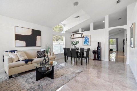House in Orlando, Florida 4 bedrooms, 176.98 sq.m. № 2220147 - photo 14