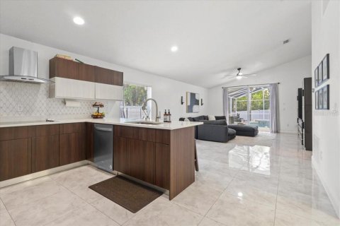 House in Orlando, Florida 4 bedrooms, 176.98 sq.m. № 2220147 - photo 9