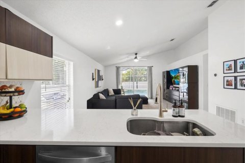 House in Orlando, Florida 4 bedrooms, 176.98 sq.m. № 2220147 - photo 10