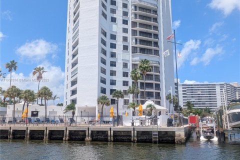 Copropriété à louer à Hallandale Beach, Floride: 2 chambres, 155.8 m2 № 1957172 - photo 2