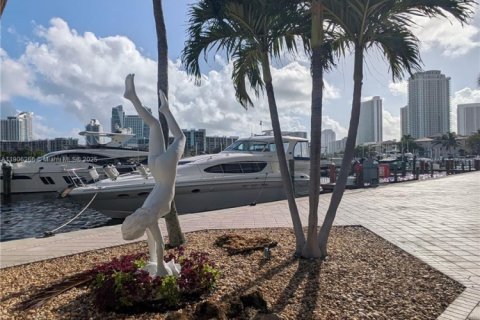 Copropriété à louer à Hallandale Beach, Floride: 2 chambres, 155.8 m2 № 1957172 - photo 10