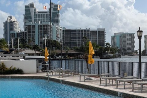 Copropriété à louer à Hallandale Beach, Floride: 2 chambres, 155.8 m2 № 1957172 - photo 6