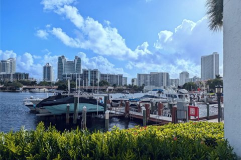 Copropriété à louer à Hallandale Beach, Floride: 2 chambres, 155.8 m2 № 1957172 - photo 9