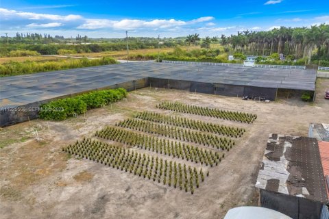 Propiedad comercial en venta en Miami, Florida № 1989901 - foto 3