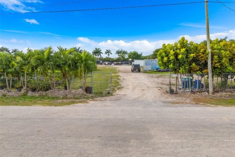 Propiedad comercial en venta en Miami, Florida № 1989901 - foto 4