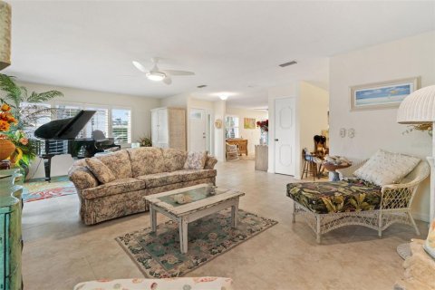 House in Belleair Beach, Florida 2 bedrooms, 238.11 sq.m. № 1687623 - photo 12