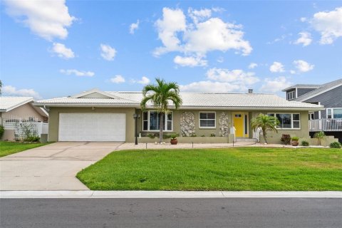 House in Belleair Beach, Florida 2 bedrooms, 238.11 sq.m. № 1687623 - photo 1