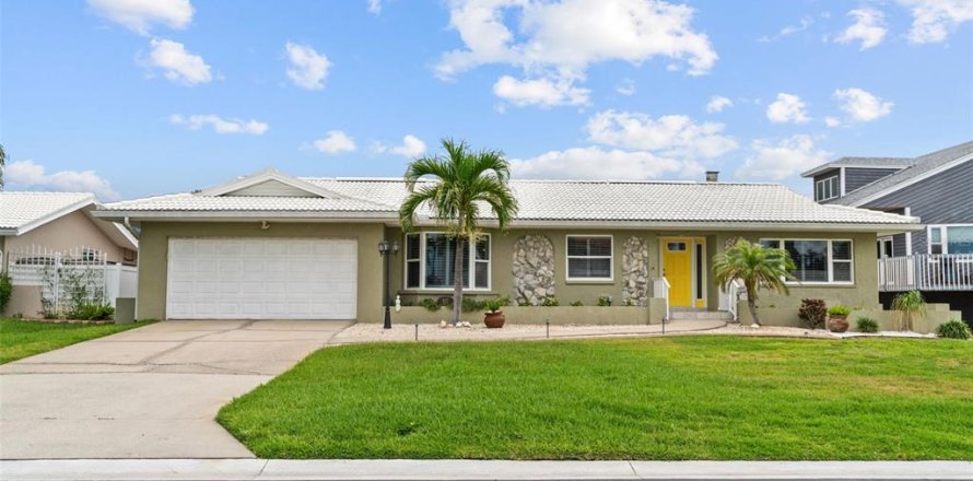 House in Belleair Beach, Florida 2 bedrooms, 238.11 sq.m. № 1687623