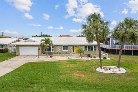 House in Belleair Beach, Florida 2 bedrooms, 238.11 sq.m. № 1687623 - photo 2