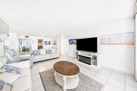 Condo in Pompano Beach, Florida, 2 bedrooms  № 2293561 - photo 3