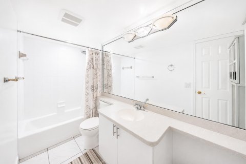 Condo in Pompano Beach, Florida, 2 bedrooms  № 2293561 - photo 9