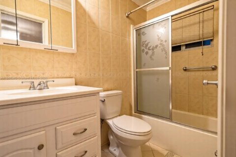 House in Tamarac, Florida 2 bedrooms, 124.67 sq.m. № 1892762 - photo 16