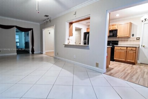 House in Tamarac, Florida 2 bedrooms, 124.67 sq.m. № 1892762 - photo 7