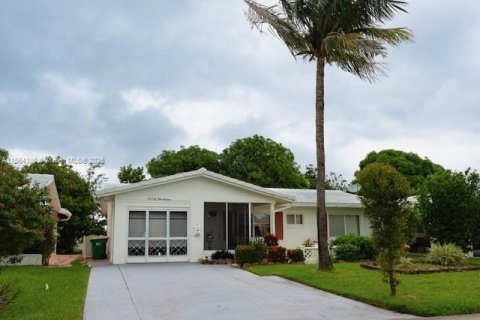 House in Tamarac, Florida 2 bedrooms, 124.67 sq.m. № 1892762 - photo 1